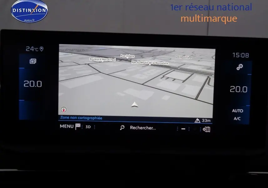 Écran tactile de navigation du Peugeot 3008 2023 affichant une carte en 3D avec température à 20°C.