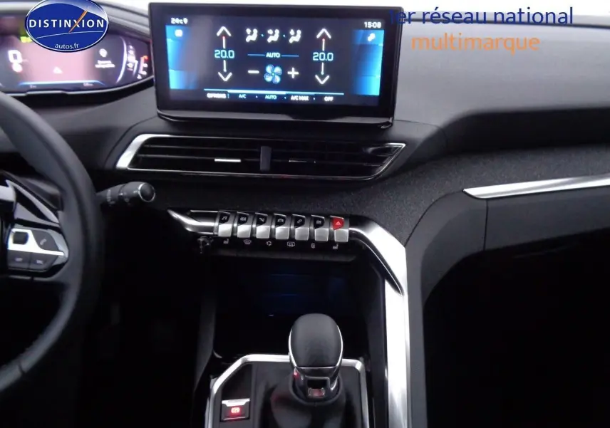Intérieur du Peugeot 3008 2023 vu de face, avec tableau de bord numérique et écran tactile central allumé.