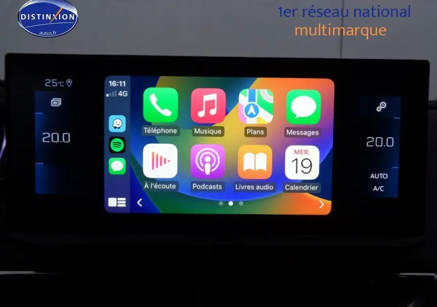 Écran tactile multimédia allumé dans l'habitacle du Peugeot 3008 bleu Célèbes Metal, affichant les applications connectées.