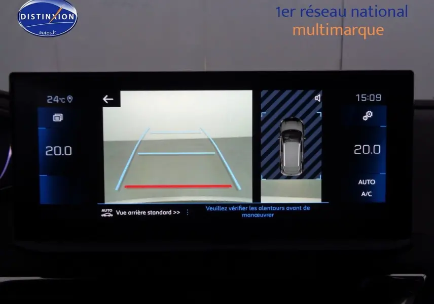 Écran multimédia du Peugeot 3008 2023 montrant la caméra de recul et l'affichage de la température intérieure.