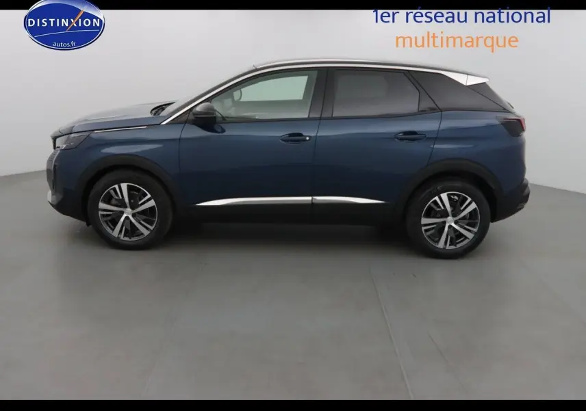 Profil côté gauche du Peugeot 3008 2023 bleu Célebès métal avec jantes alliage et toit blanc contrasté.