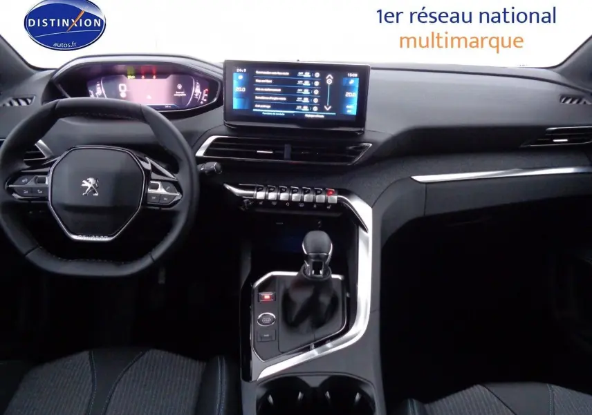 Intérieur du Peugeot 3008 2023 vue de face, tableau de bord moderne avec écran tactile et volant compact noir.
