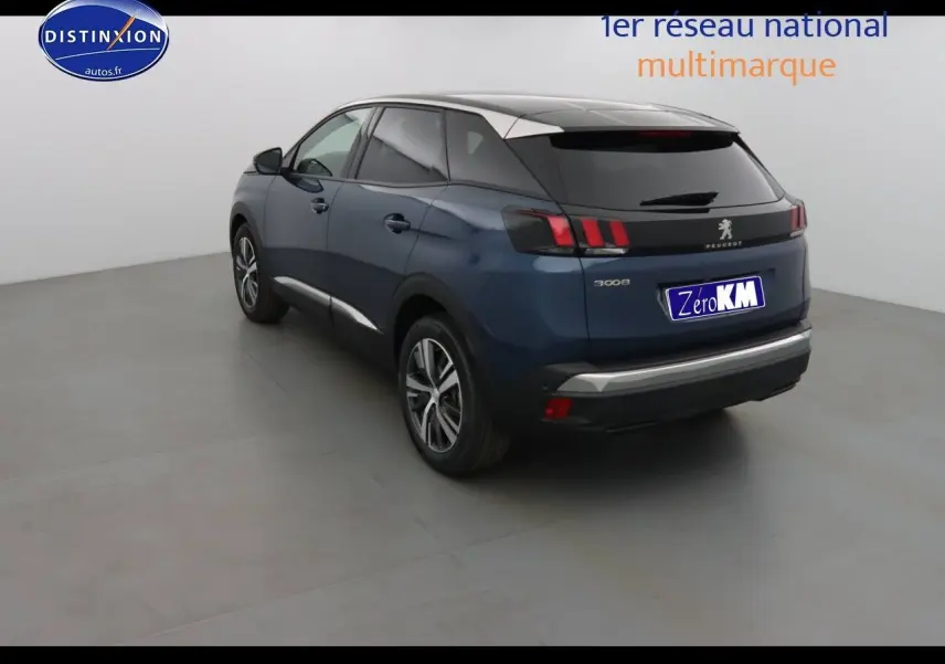 Peugeot 3008 bleu Célèbes métal vu en 3/4 arrière droit dans un studio lumineux avec toit noir contrasté.