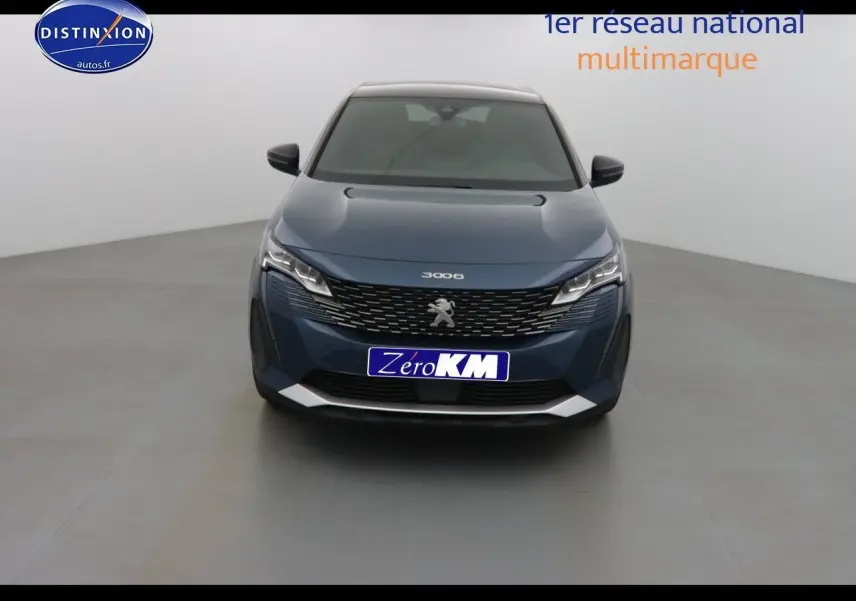 Vue frontale d'un Peugeot 3008 bleu Célèbes Métal avec calandre noire et phares LED allumés dans un studio blanc.
