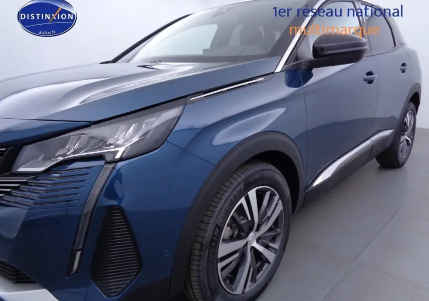 Vue 3/4 avant droit d'un Peugeot 3008 bleu Célèbes Métal avec jantes alliage et détails chromés sur les flancs.