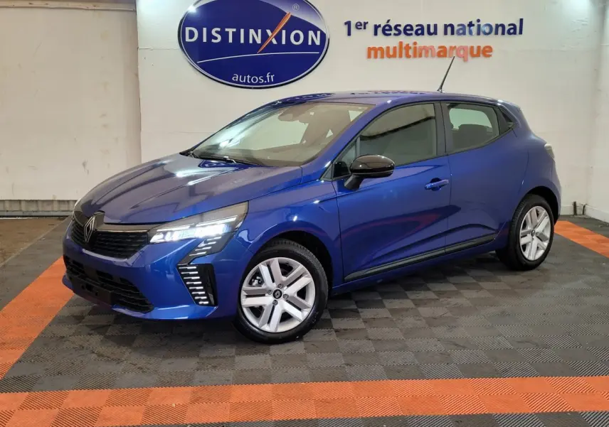 Renault Clio Evolution Blue dCi 100 bleu vue 3/4 avant droit avec feux LED et jantes alliage cinq branches.