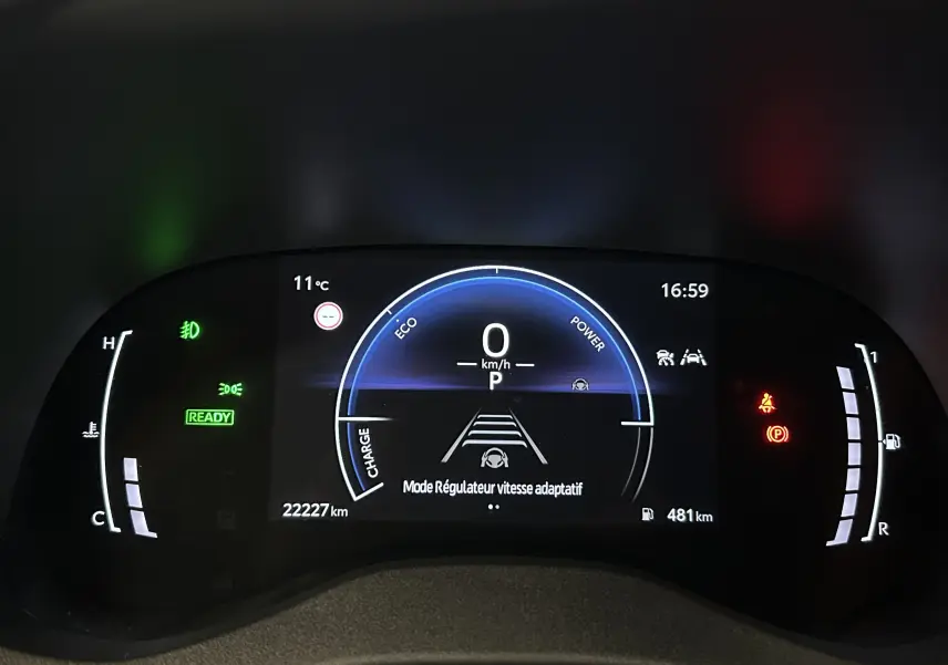 Tableau de bord numérique de Toyota Yaris Cross 116h gris minéral, affichant vitesse et mode régulateur adaptatif.