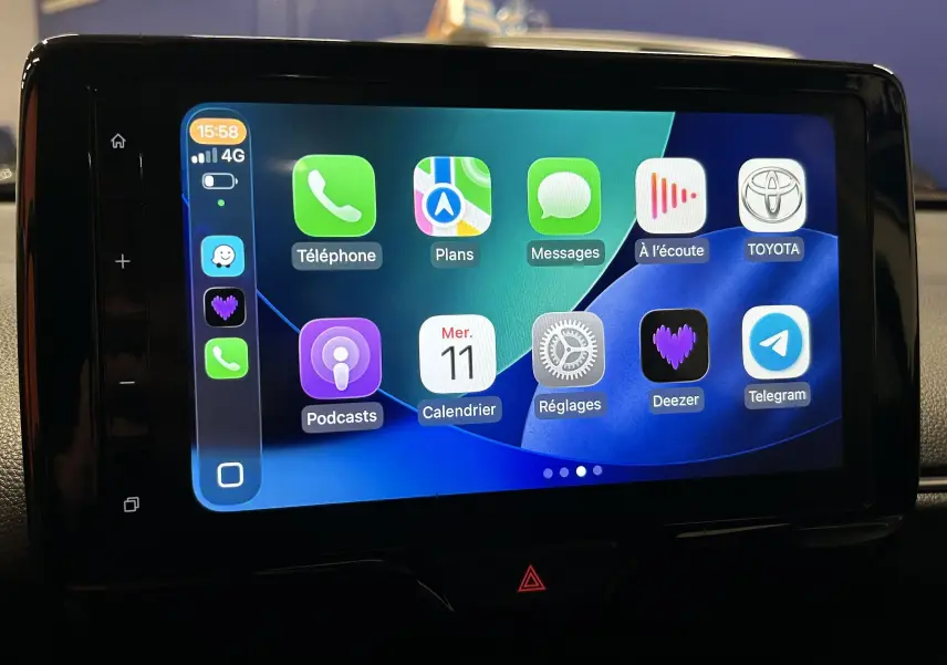 Écran tactile central de la Toyota Yaris Cross 2025 affichant les applications connectées en mode CarPlay.