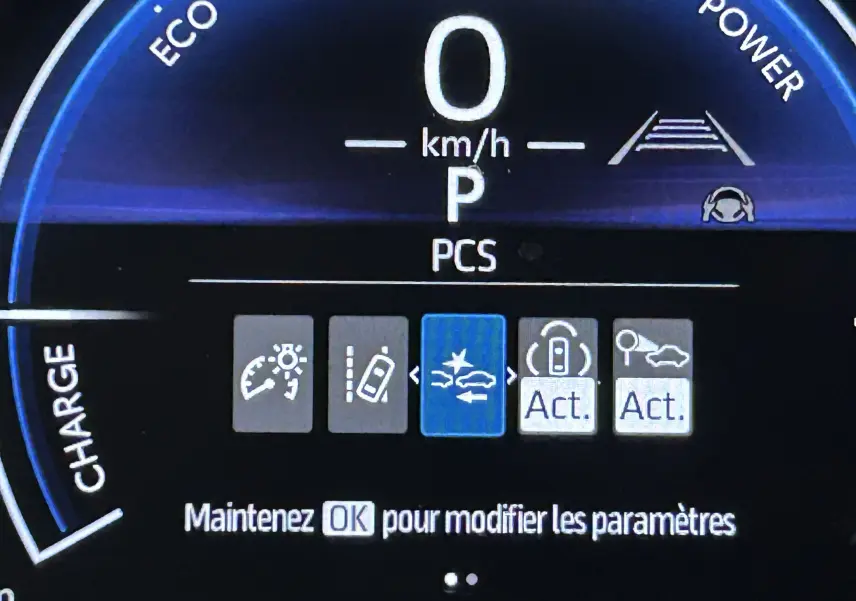 Affichage numérique du tableau de bord de la Toyota Yaris Cross 116h en mode parking, avec indicateurs d'assistance active.