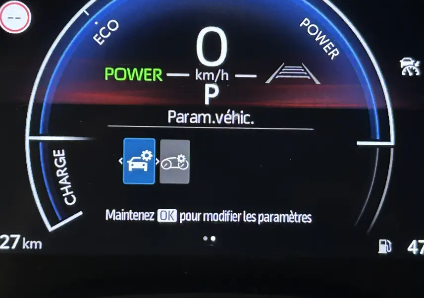Gros plan sur l'écran digital du tableau de bord de la Toyota Yaris Cross montrant les paramètres véhicule.