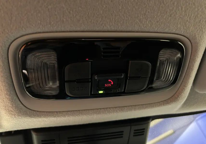 Vue en gros plan du plafonnier intérieur avec bouton SOS et éclairages de lecture dans une Toyota Yaris Cross gris minéral.