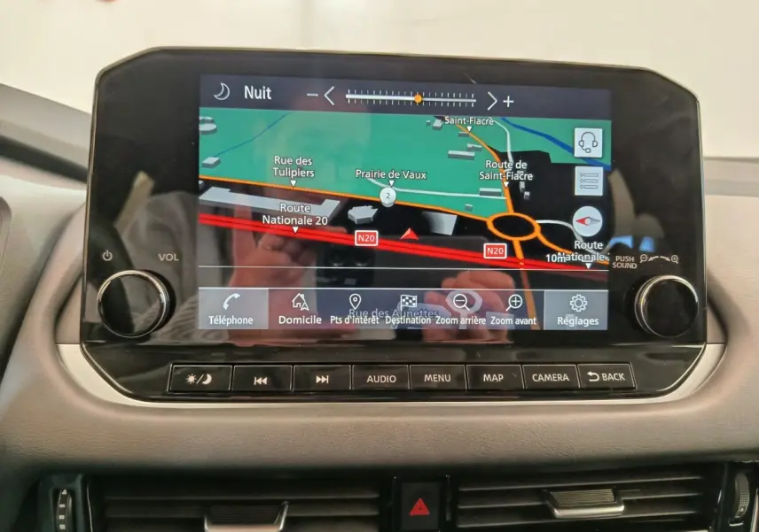Écran tactile central du Nissan Qashqai 2022 affichant la navigation avec carte en mode nuit.