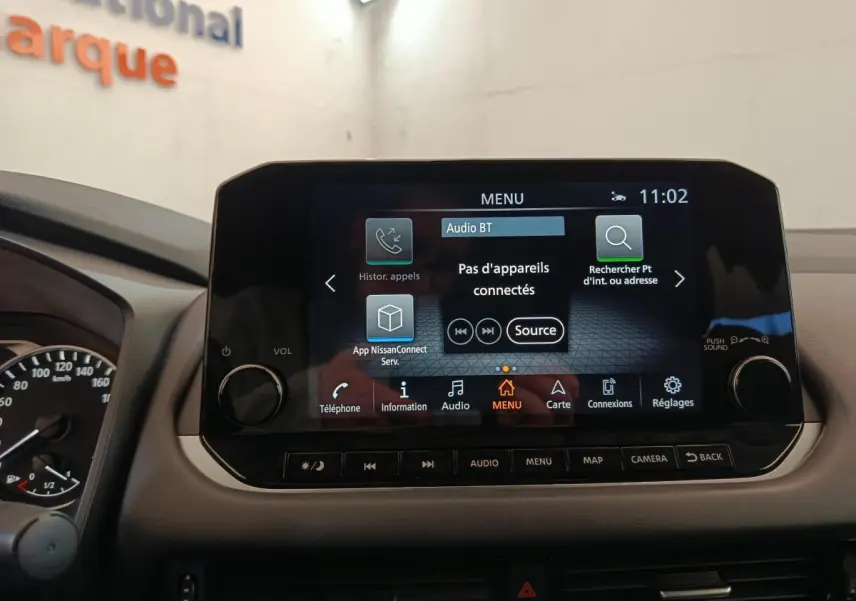 Écran tactile central du Nissan Qashqai 1.3 MHEV 158ch, affichage menu multimédia avec commandes autour.