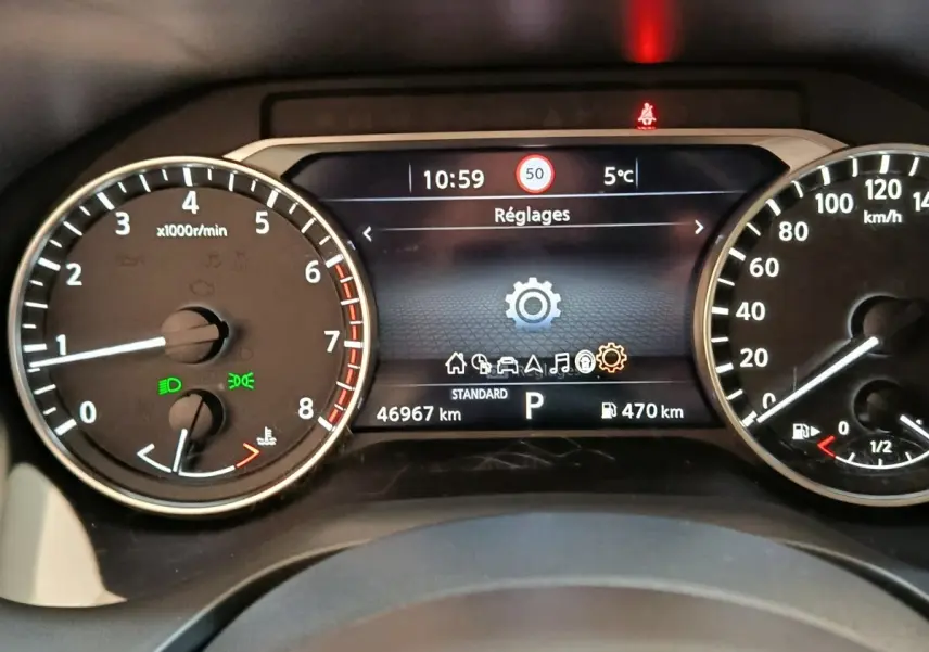 Vue rapprochée du combiné d'instruments numérique du Nissan Qashqai 2022, affichant les réglages et compteurs.