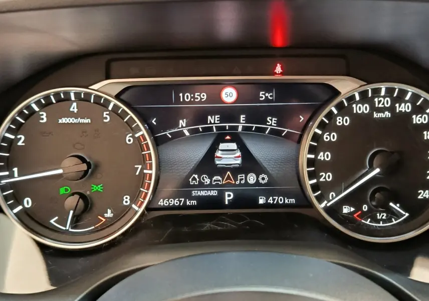 Vue rapprochée du combiné d’instruments du Nissan Qashqai 2022, affichage digital avec compte-tours et vitesse.