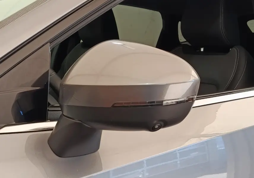 Rétroviseur côté gauche gris foncé du Nissan Qashqai 2022 avec caméra intégrée et clignotant LED.