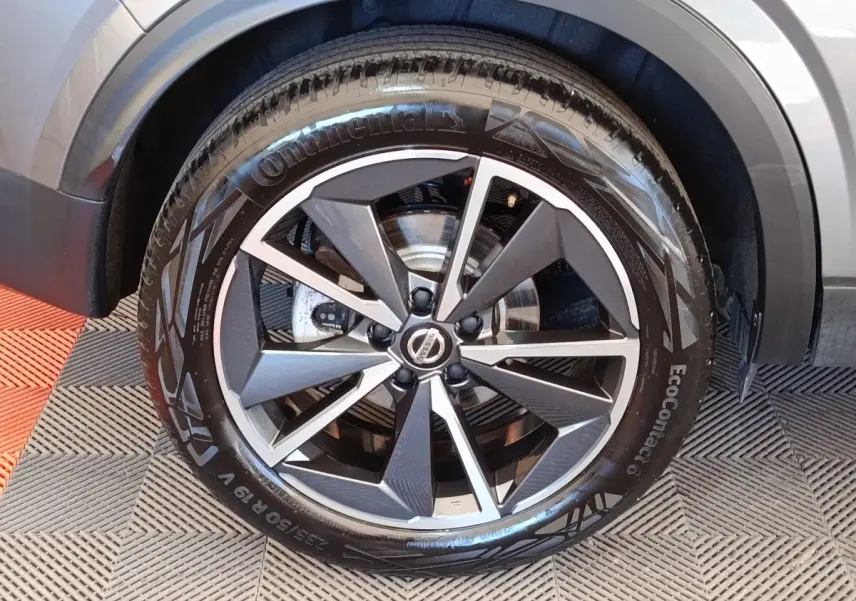 Gros plan sur la roue avant droite gris foncé du Nissan Qashqai 1.3 MHEV 158ch avec jante alliage distinctive.
