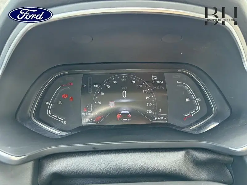 Tableau de bord numérique du Renault Captur 1.3 TCe 140ch Intens 2022, affichage vitesse et jauges essence et température.