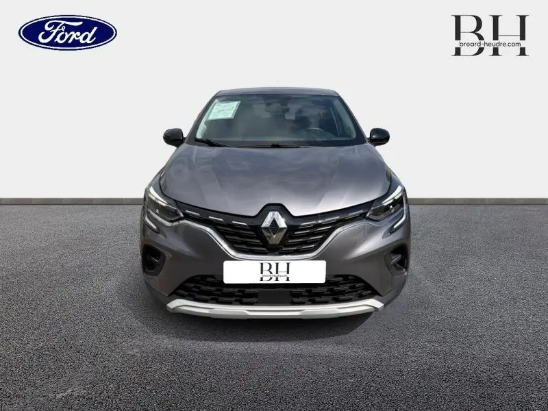 Vue de face du Renault Captur gris Cassiopée 2022 avec calandre noire et signature lumineuse LED distinctive.