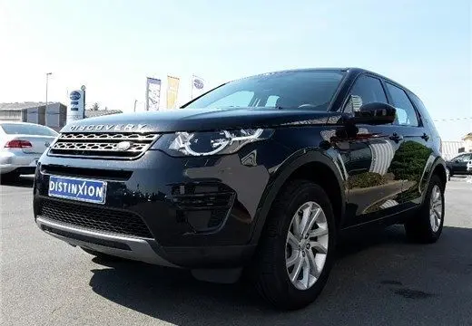 Vue 3/4 avant d'un Land Rover Discovery Sport Mark II noir de 2017 avec calandre distinctive et jantes argentées.