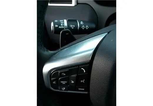 Gros plan sur les commandes multifonctions noires et argentées du volant du Land Rover Discovery Sport Mark II noir de 2017.