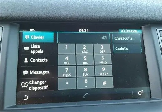 Écran tactile du système multimédia du Land Rover Discovery Sport Mark II affichant le clavier téléphonique en mode diesel noir de 2017.