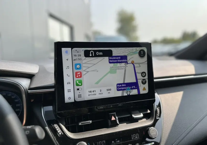 Écran tactile central avec navigation active dans l’habitacle d’une Toyota Corolla Touring Sport 2025.