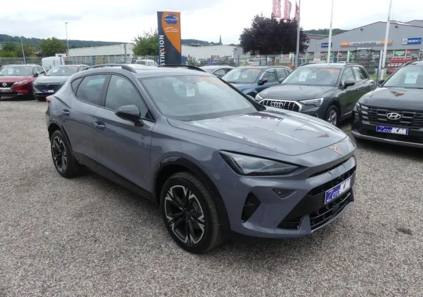 SUV CUPRA Formentor gris Graphène vu en 3/4 avant droit avec jantes noires et coques de rétroviseurs noires.