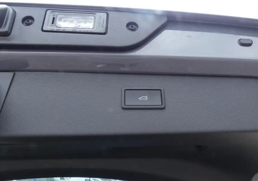 Bouton d'ouverture électrique du hayon sur la partie intérieure du coffre d'une CUPRA Formentor gris Graphène.
