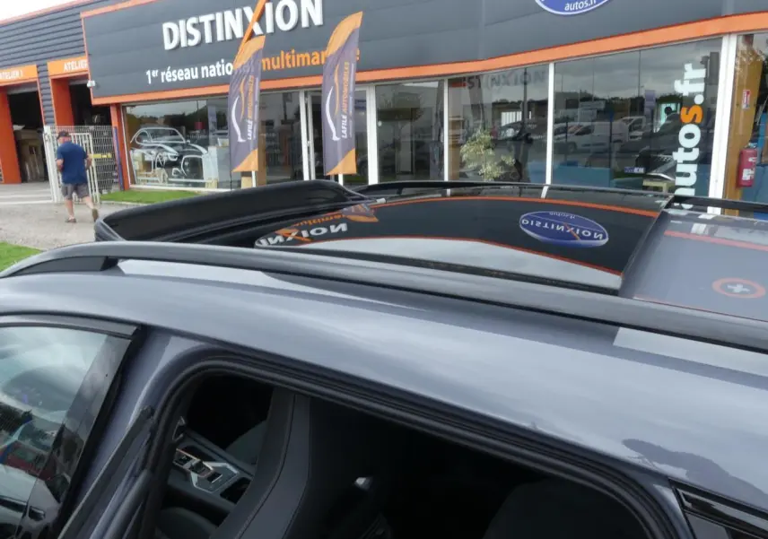 Toit ouvrant panoramique ouvert vu de côté gauche sur CUPRA Formentor gris Graphène avec coques de rétroviseurs noires