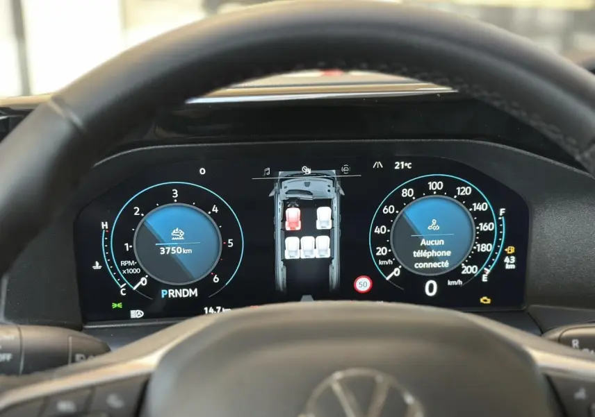 Vue intérieure du tableau de bord numérique du Volkswagen Transporter T7 noir, affichant compte-tours, vitesse et état du véhicule.