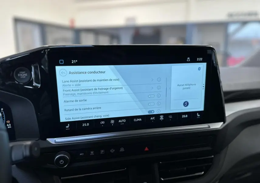 Vue intérieure du tableau de bord du Volkswagen Transporter T7 noir, écran tactile affichant les aides à la conduite.