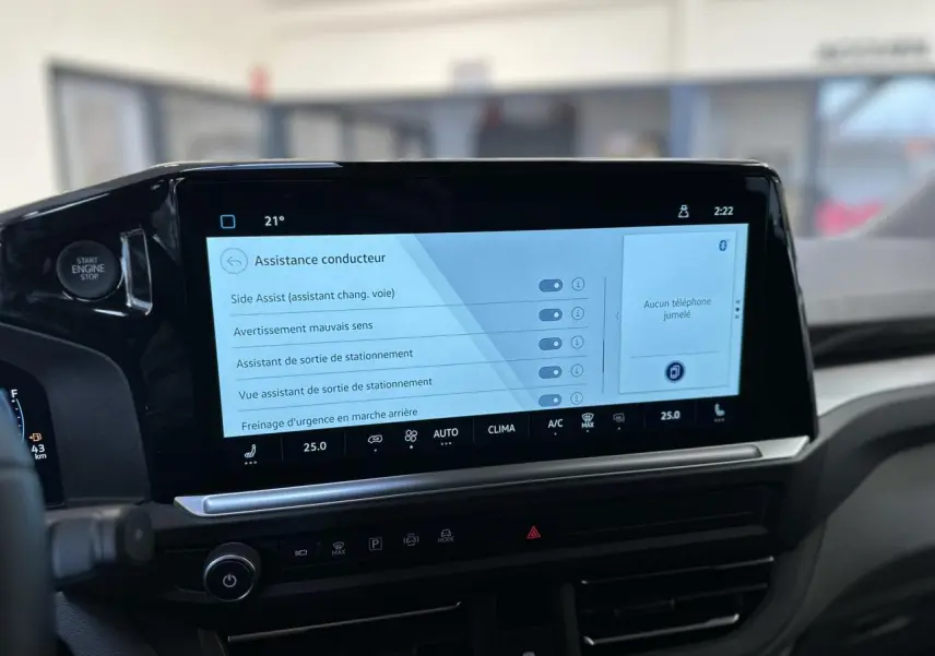 Vue intérieure du tableau de bord du Volkswagen Transporter T7 avec écran tactile affichant les aides à la conduite.