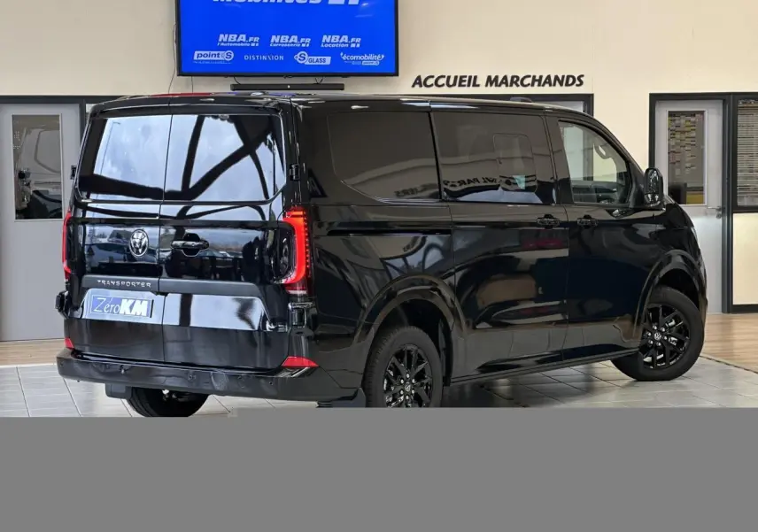 Vue 3/4 arrière droite du Volkswagen Transporter T7 ProCab noir Minuit avec jantes alliage noir brillant et feux arrière LED.