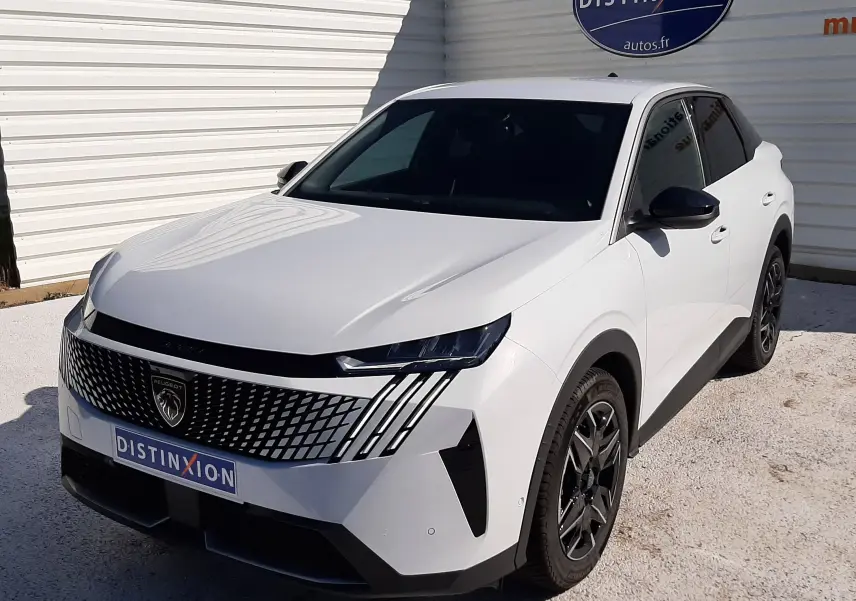 Peugeot 3008 Hybrid blanc Okenite en 3/4 avant droit, avec calandre distinctive et jantes noires.