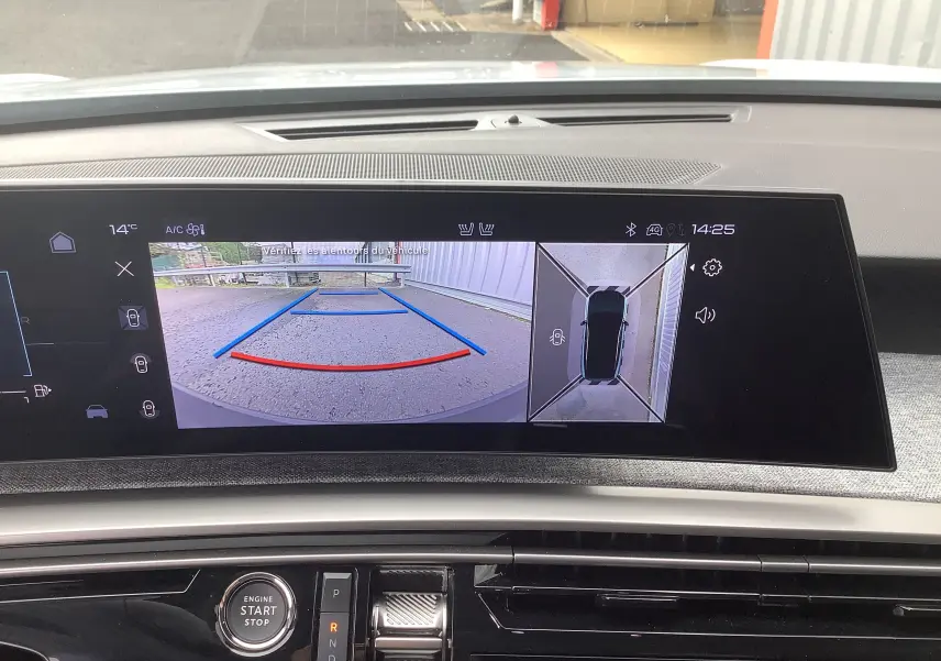 Écran intérieur du Peugeot 3008 Hybrid 2024 montrant la caméra de recul et la vue 360° en marche arrière.