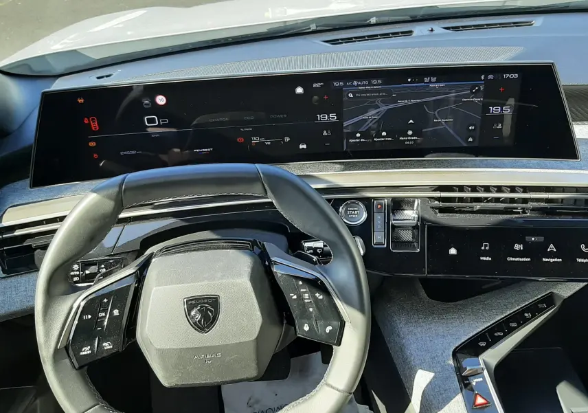 Vue intérieure du tableau de bord et volant du Peugeot 3008 Hybrid 145 en finition Allure, avec écran panoramique et commandes tactiles.