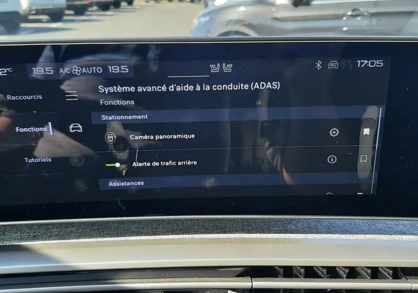 Écran tactile intérieur du Peugeot 3008 Hybrid 2024 montrant les aides à la conduite, avec bouton start/stop visible.