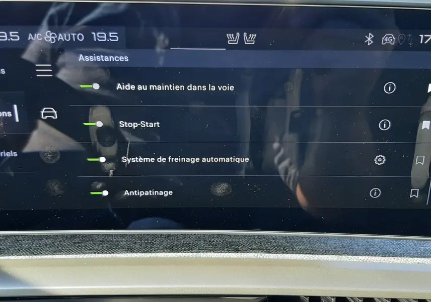 Écran tactile du tableau de bord du Peugeot 3008 Hybrid 2024 affichant les aides à la conduite activées.
