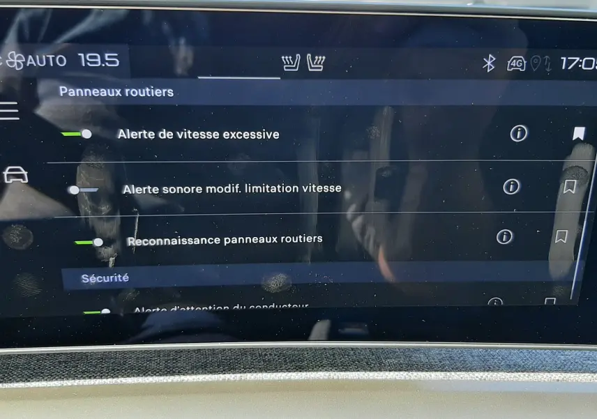 Écran tactile du tableau de bord du Peugeot 3008 Hybrid 2024 affichant les réglages d’alerte de vitesse et reconnaissance des panneaux routiers.