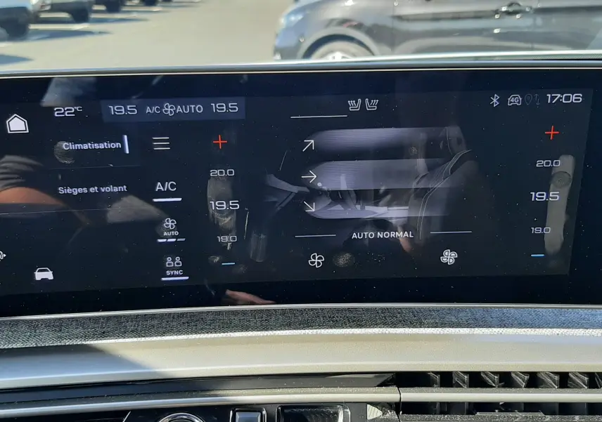 Vue rapprochée de l’écran tactile de climatisation et de la console centrale du Peugeot 3008 blanc Okenite 2024.