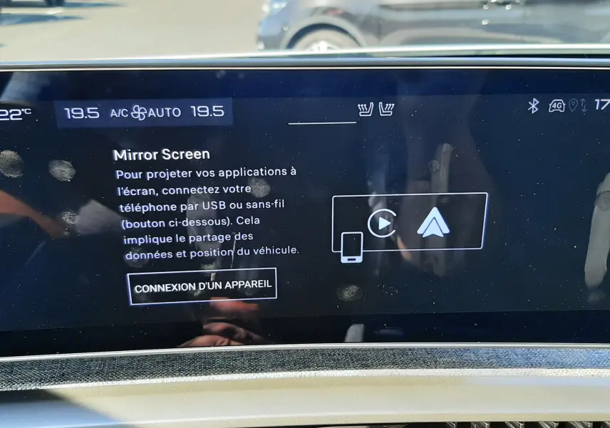 Écran tactile central affichant la fonction Mirror Screen dans l’habitacle d’un Peugeot 3008 blanc, vue intérieure frontale.