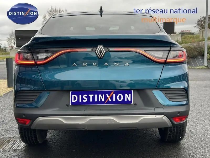 Vue arrière du Renault Arkana bleu Zanzibar 2025 avec feux LED en forme de vague et logo central lumineux.