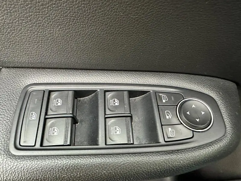 Gros plan sur les commandes de lève-vitres et rétroviseurs côté gauche intérieur du Renault Arkana 2025, finition noire.
