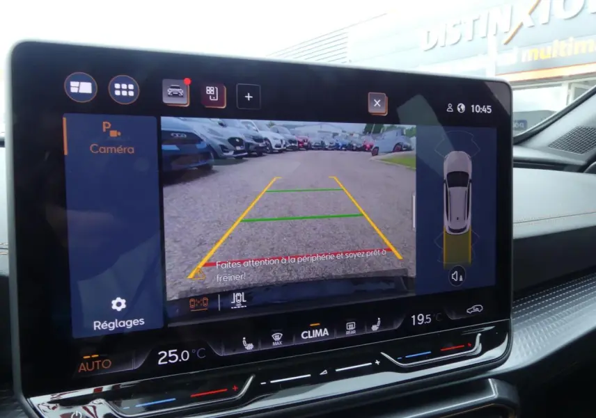 Écran tactile intérieur affichant la caméra de recul du CUPRA Formentor gris Graphene, vue arrière avec aides au stationnement.