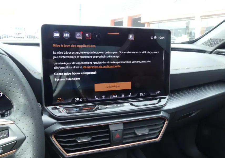 Intérieur du CUPRA Formentor 2025 montrant l'écran tactile central et la finition noire avec surpiqûres cuivrées.