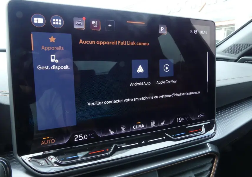Écran tactile HD 12,9'' du système d'info-divertissement dans l'habitacle du CUPRA Formentor gris Graphene.