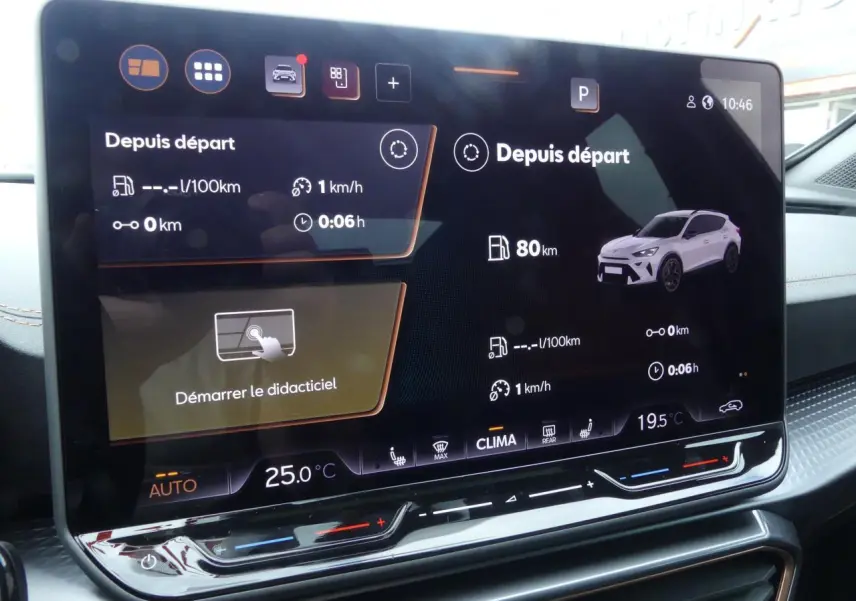Écran tactile intérieur du tableau de bord du CUPRA Formentor affichant les données de trajet et la température cabine