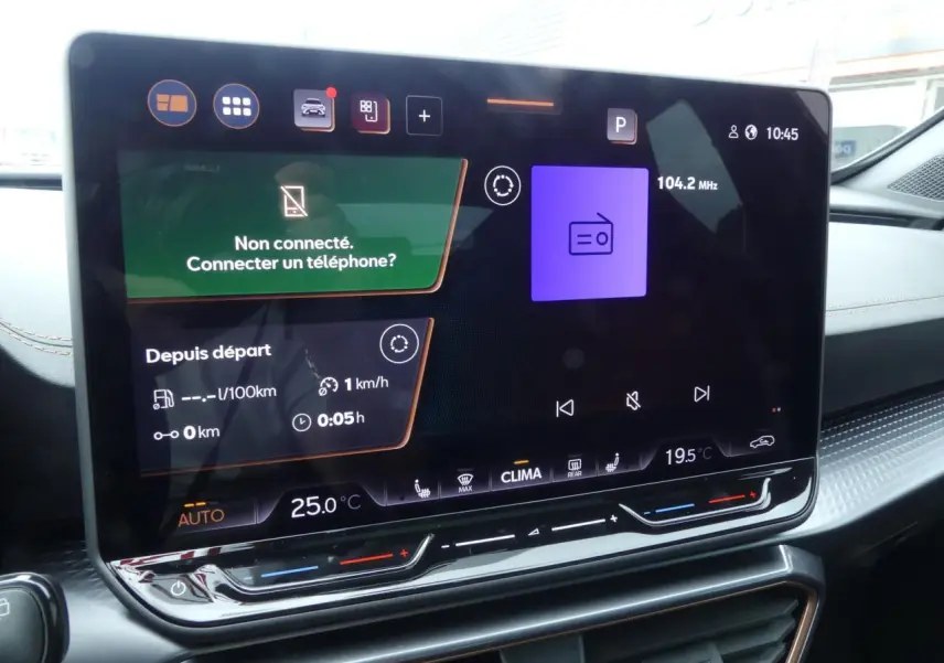 Écran tactile HD 12,9'' du système d'info-divertissement du CUPRA Formentor 2025, affichage radio et climatisation.