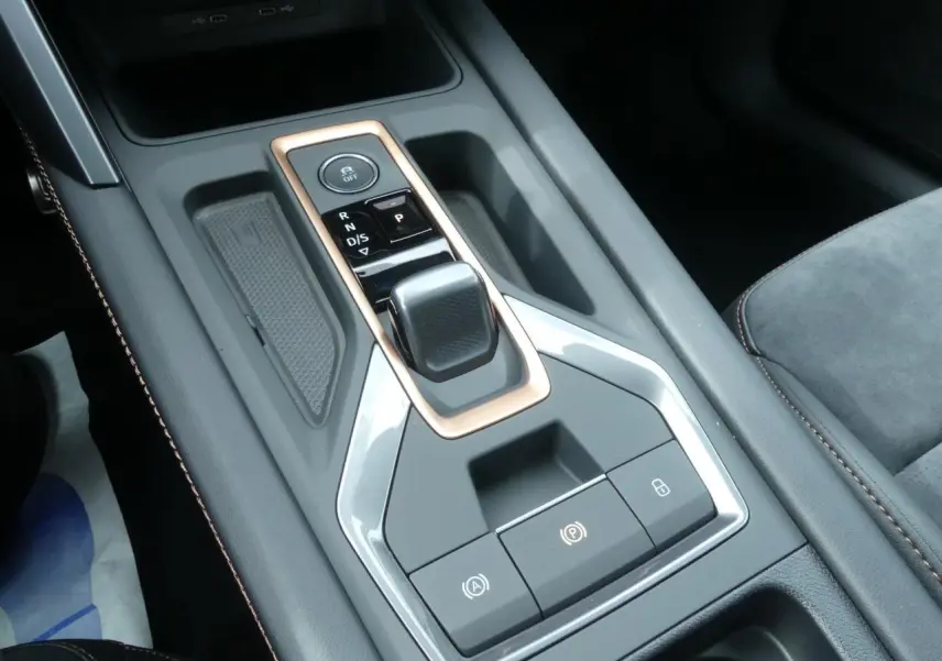 Gros plan sur la console centrale grise avec levier de vitesses et surpiqûres cuivrées du CUPRA Formentor gris Graphene 2025